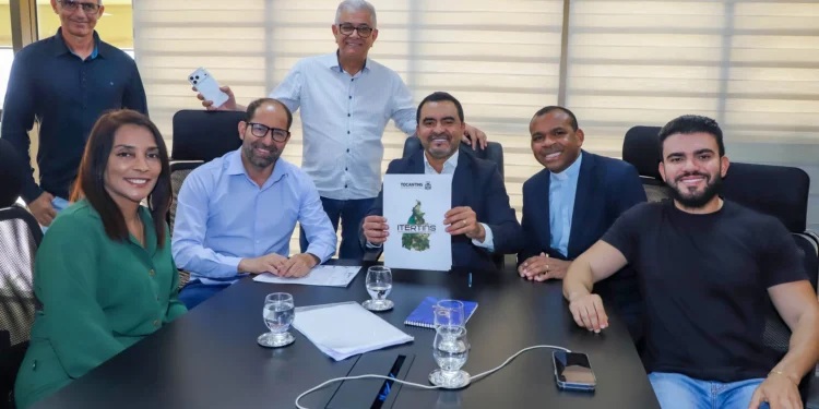 Governador Wanderlei Barbosa entrega o título de domínio de 27 hectares do povoado Sucupira, em Dianópolis, ao lado do deputado estadual Léo Barbosa, do presidente do Itertins, Edimar Ferreira da Silva, da vereadora Edna Gomes, do padre Eldinei da Silva Carneiro e de representantes da comunidade e da romaria (Antonio Gonçalves/Governo do Tocantins)