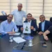 Governador Wanderlei Barbosa entrega o título de domínio de 27 hectares do povoado Sucupira, em Dianópolis, ao lado do deputado estadual Léo Barbosa, do presidente do Itertins, Edimar Ferreira da Silva, da vereadora Edna Gomes, do padre Eldinei da Silva Carneiro e de representantes da comunidade e da romaria (Antonio Gonçalves/Governo do Tocantins)