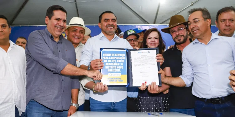 Governador Wanderlei Barbosa ao lado do prefeito Wagner Rodrigues; da senadora Dorinha; e do presidente da Ageto, Túlio Labre, autorizou o início das obras de duplicação da TO-222, importante corredor de mobilidade e desenvolvimento para Araguaína e região - Crédito: Ademir dos Anjos/Governo do Tocantins