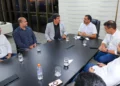 Governador Wanderlei Barbosa reúne-se com o secretário da Saúde para alinhar ações voltadas aos procedimentos ortopédicos (Foto: Esequias Araújo/Governo do Tocantins)