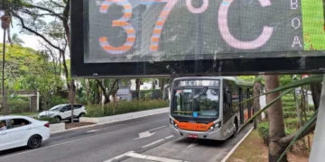 Termômetro em canteiro central da Avenida Nove de Julho, em São Paulo