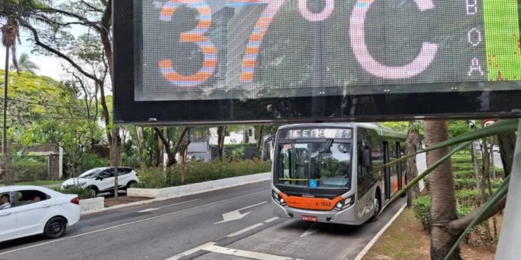 Termômetro em canteiro central da Avenida Nove de Julho, em São Paulo