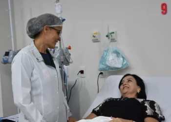 Com 576 pacientes cadastrados atualmente, o serviço é referência estadual na administração de medicamentos de alta complexidade.