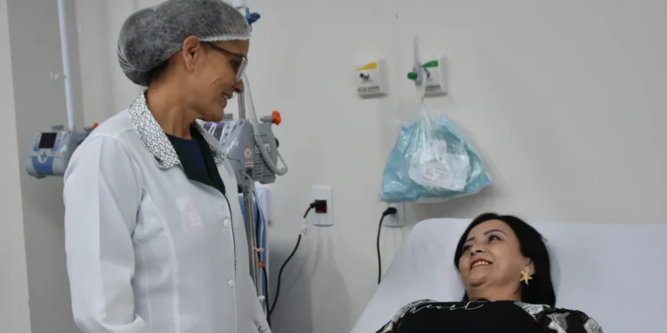 Com 576 pacientes cadastrados atualmente, o serviço é referência estadual na administração de medicamentos de alta complexidade.