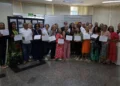 O Governo do Tocantins, por meio do Instituto de Gestão Previdenciária do Estado do Tocantins (Igeprev/TO), realizou nesta terça-feira, 17, em Palmas, uma programação especial em homenagem ao Dia do Servidor Público Aposentado. O evento reuniu servidores aposentados e convidados em uma manhã marcada por reconhecimento, memória e valorização daqueles que contribuíram diretamente para a construção e consolidação do Estado. A programação teve como destaque o pré-lançamento do projeto Fragmentos da Memória – Histórias do Tocantins, iniciativa do Igeprev/TO que reúne exposição fotográfica, produção audiovisual e homenagens a servidores aposentados que participaram da formação do Estado. Como forma de reconhecimento, os homenageados receberam certificados em agradecimento à contribuição prestada ao serviço público tocantinense. O projeto busca preservar a memória desses pioneiros e valorizar o legado deixado por gerações de homens e mulheres que ajudaram a construir o Tocantins. Os relatos apresentados no documentário revelam trajetórias que se confundem com a própria história do estado. A servidora aposentada da Educação, Joana Castro, relembra sua chegada ao Tocantins durante o processo de criação do Estado. "Na Constituinte de 1988, eu deixei tudo em Brasília e vim embora", afirma. O servidor aposentado da Polícia Militar, Dário Oliveira Melo, recorda o início da trajetória da família no Tocantins. "Eu saí de Goiânia num fusquinha 1971, eu e minha esposa, também sargento, e viemos para Guaraí", pontua. A servidora aposentada da área da Comunicação, Mara Rita Rhoden, destaca a escolha de construir sua história no estado. "Eu saí do Banco do Brasil para ser artista do Tocantins", ressalta. Já o servidor aposentado do Judiciário, Adonias Barbosa da Silva, recorda um dos princípios que marcaram sua atuação profissional. "O maior orgulho que nós tínhamos na Defensoria Pública era dizer que o cidadão entrava no fórum com a mesma força e a mesma segurança que qualquer outro", informa. Os depoimentos representam parte das histórias de homens e mulheres que deixaram suas cidades de origem para ajudar a estruturar as instituições públicas do Tocantins. Preservação da memória e valorização de quem construiu o Tocantins Durante a abertura do evento, a presidente do Igeprev/TO, Bárbara Gomes, destacou que a iniciativa reforça o compromisso do Governo do Tocantins com o reconhecimento daqueles que dedicaram décadas ao serviço público estadual. "A gestão do Igeprev está olhando o servidor como um todo e reconhecendo o valor da contribuição de cada um para o nosso estado. Este evento representa aquilo que entendemos como essencial: reconhecer histórias, trajetórias e legados", afirmou. A presidente ressaltou ainda que o Instituto busca fortalecer uma gestão cada vez mais humana, valorizando não apenas os aspectos previdenciários, mas também a trajetória e a contribuição dos segurados. Exposição e documentário resgatam histórias dos pioneiros Produzido pelo Departamento de Comunicação do Igeprev/TO, o documentário Fragmentos da Memória – Histórias do Tocantins reúne depoimentos de servidores aposentados que participaram da implantação e do desenvolvimento do Estado. Mais do que registrar memórias individuais, o projeto busca preservar a memória coletiva tocantinense, reunindo relatos de quem participou da criação de instituições públicas, da implantação de serviços essenciais e da consolidação administrativa do Tocantins. Complementando o audiovisual, a exposição fotográfica apresenta retratos e histórias dos servidores homenageados, transformando lembranças pessoais em patrimônio histórico e afetivo para as futuras gerações. Música, emoção e reconhecimento A programação contou ainda com apresentação do Quinteto da Polícia Militar do Tocantins. Um dos momentos de destaque foi a participação especial da servidora aposentada, cantora e pioneira do estado, Mara Rita Rhoden, que dividiu o palco com os músicos em apresentação marcada pela emoção e pelo sentimento de pertencimento à história tocantinense. Ao celebrar o Dia do Servidor Público Aposentado, o Governo do Tocantins, por meio do Igeprev/TO, reafirma o compromisso com a valorização daqueles que ajudaram a construir o Estado, preservando suas memórias e reconhecendo o legado deixado para as atuais e futuras gerações. Foto 1 Celebração do Dia do Servidor Público Aposentado, realizada nesta quarta-feira, 17 de junho no Igeprev-TO.Foto: Anny Tavares/Governo do Tocantins Foto 2 "Fragmentos da Memória – Histórias do Tocantins", produção audiovisual, (da esquerda p/ direita) Dr. Adonias Barbosa, Joana Castro, Bárbara Gomes, Dário Oliveira e Mara Rita Rhoden - Foto: Anny Tavares/Governo do Tocantins Foto 3"Brasília primeiro ficou pronta, depois as pessoas foram morar. Aqui, em Palmas, a gente veio morar para ajudar a ficar pronta." Mara Rita, servidora aposentada. Foto: Anny Tavares/Governo do Tocantins