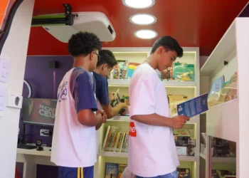 Alunos do CEM GTI Darcy Marinho utilizam biblioteca do MovCEU. Crédito: Gabriela Santos/Governo do Tocantins
