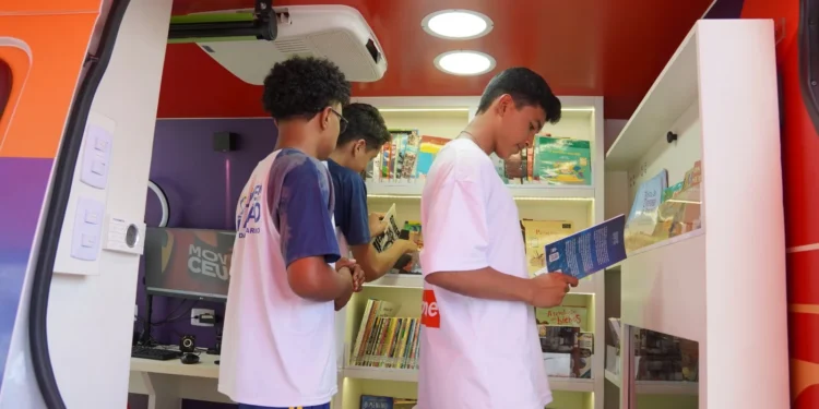 Alunos do CEM GTI Darcy Marinho utilizam biblioteca do MovCEU. Crédito: Gabriela Santos/Governo do Tocantins