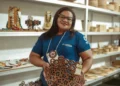 Artesã tocantinense expõe peça feita com babaçu no 17º Salão do Artesanato, em Brasília — Kadu Souza/Governo do Tocantins
