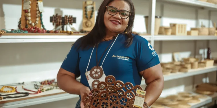 Artesã tocantinense expõe peça feita com babaçu no 17º Salão do Artesanato, em Brasília — Kadu Souza/Governo do Tocantins