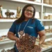 Artesã tocantinense expõe peça feita com babaçu no 17º Salão do Artesanato, em Brasília — Kadu Souza/Governo do Tocantins