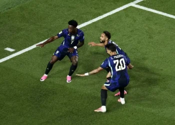 Matheus Cunha, do Brasil , comemora o segundo gol da equipe com Vinicius Junior e Lucas Paquetá — Foto: REUTERS/Jeenah Moon