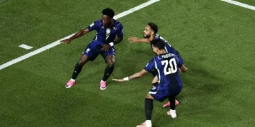 Matheus Cunha, do Brasil , comemora o segundo gol da equipe com Vinicius Junior e Lucas Paquetá — Foto: REUTERS/Jeenah Moon