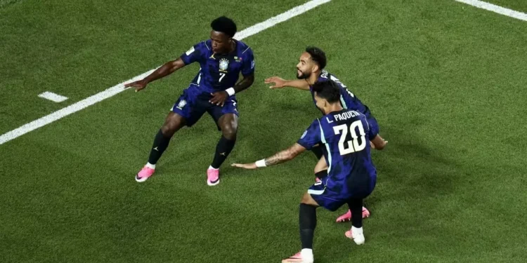 Matheus Cunha, do Brasil , comemora o segundo gol da equipe com Vinicius Junior e Lucas Paquetá — Foto: REUTERS/Jeenah Moon