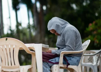 Mulher busca fugir do frio na Asa Norte