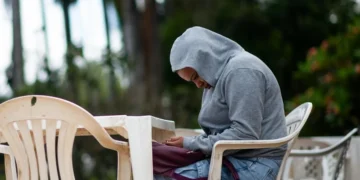 Mulher busca fugir do frio na Asa Norte
