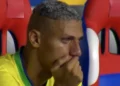 Imagem de Richarlison chorando após fraco desempenho contra amistoso Brasil x Bolivia em 2023