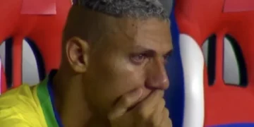 Imagem de Richarlison chorando após fraco desempenho contra amistoso Brasil x Bolivia em 2023