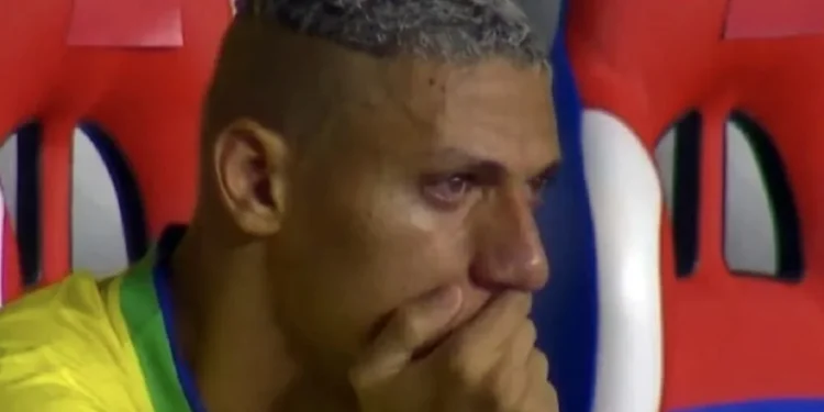 Imagem de Richarlison chorando após fraco desempenho contra amistoso Brasil x Bolivia em 2023