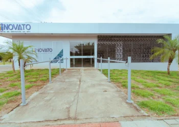 O coordenador do Parque de Empreendedorismo, Qualidade Socioambiental e Inovação Tecnológica da Universidade Federal do Tocantins (Pequi-UFT), Silon Procath, participa nesta sexta-feira, 12, da banca de avaliação das soluções desenvolvidas na disciplina Habitats de Inovação em Rede, vinculada ao Programa de Pós-Graduação em Engenharia e Gestão do Conhecimento da Universidade Federal de Santa Catarina, em parceria com o Sapiens Park e o Inpetu Hub (UFSC). O evento será on-line, com transmissão pelo canal da Via Estação de Conhecimento no YouTube, reunindo especialistas e profissionais da área para avaliar propostas voltadas ao fortalecimento de ecossistemas de inovação e ao desenvolvimento de soluções inovadoras. O coordenador do Pequi, Silon Procath, reforça a inserção do parque tecnológico em debates nacionais sobre inovação, empreendedorismo e desenvolvimento regional, além de ampliar o intercâmbio de experiências com instituições de referência no país. "Participar desta banca representa uma oportunidade de contribuir com iniciativas que buscam fortalecer os ecossistemas de inovação no Brasil. Os habitats de inovação desempenham um papel fundamental ao conectar conhecimento, empreendedorismo e desenvolvimento econômico, criando ambientes propícios para o surgimento de soluções que impactam positivamente a sociedade. Para o Pequi, essa troca de experiências com instituições e especialistas de diferentes regiões do país é essencial para fortalecer nossa atuação e ampliar as oportunidades de inovação e ao desenvolvimento sustentável do Tocantins e da região do Matopiba", pontua. O Pequi atua na promoção da inovação, do empreendedorismo e da transferência de tecnologia, com foco em áreas estratégicas como AgTechs, BioTechs e FoodTechs, áreas estratégicas para o desenvolvimento sustentável do Tocantins e da região Amazônica e do Matopiba.