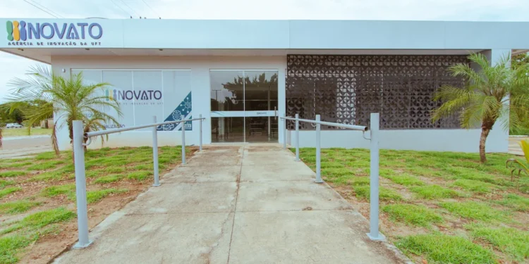 O coordenador do Parque de Empreendedorismo, Qualidade Socioambiental e Inovação Tecnológica da Universidade Federal do Tocantins (Pequi-UFT), Silon Procath, participa nesta sexta-feira, 12, da banca de avaliação das soluções desenvolvidas na disciplina Habitats de Inovação em Rede, vinculada ao Programa de Pós-Graduação em Engenharia e Gestão do Conhecimento da Universidade Federal de Santa Catarina, em parceria com o Sapiens Park e o Inpetu Hub (UFSC). O evento será on-line, com transmissão pelo canal da Via Estação de Conhecimento no YouTube, reunindo especialistas e profissionais da área para avaliar propostas voltadas ao fortalecimento de ecossistemas de inovação e ao desenvolvimento de soluções inovadoras. O coordenador do Pequi, Silon Procath, reforça a inserção do parque tecnológico em debates nacionais sobre inovação, empreendedorismo e desenvolvimento regional, além de ampliar o intercâmbio de experiências com instituições de referência no país. "Participar desta banca representa uma oportunidade de contribuir com iniciativas que buscam fortalecer os ecossistemas de inovação no Brasil. Os habitats de inovação desempenham um papel fundamental ao conectar conhecimento, empreendedorismo e desenvolvimento econômico, criando ambientes propícios para o surgimento de soluções que impactam positivamente a sociedade. Para o Pequi, essa troca de experiências com instituições e especialistas de diferentes regiões do país é essencial para fortalecer nossa atuação e ampliar as oportunidades de inovação e ao desenvolvimento sustentável do Tocantins e da região do Matopiba", pontua. O Pequi atua na promoção da inovação, do empreendedorismo e da transferência de tecnologia, com foco em áreas estratégicas como AgTechs, BioTechs e FoodTechs, áreas estratégicas para o desenvolvimento sustentável do Tocantins e da região Amazônica e do Matopiba.