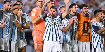 Pela 2ª rodada da Copa do Mundo, grandes craques e seleções favoritas ao título entram em campo nesta segunda-feira (22/6). Ao longo do dia, Lionel Messi, Kylian Mbappé e Erling Haaland estarão em destaque por Argentina, França e Noruega, respectivamente, no Mundial. CONTINUA DEPOIS DA PUBLICIDADE Jogadores da Argentina comemorando gol na Copa do Mundo 3 imagens Haaland marcou o seu primeiro gol em Copas Mbappé lidera a França em confronto contra o Iraque pela Copa do Mundo 2026 Leia também Vitória da Argentina é a primeira de uma seleção sul-americana na Copa Haaland “coroa” Messi após hat-trick na estreia da Argentina na Copa Mbappé se torna o maior artilheiro da França em Copas do Mundo Mbappé faz dois e França derrota Senegal em estreia na Copa do Mundo Na primeira partida do dia, a seleção argentina enfrenta a Áustria pelo Grupo J da Copa do Mundo. A bola rola às 14h (horário de Brasília), no AT&T Stadium, nos Estados Unidos. O esquadrão de Lionel Messi está na liderança da chave, com três pontos, enquanto os austríacos figuram na segunda colocação. CONTINUA DEPOIS DA PUBLICIDADE Play Video Às 18h (horário de Brasília), a França enfrenta o Iraque na Filadélfia. A seleção francesa está em 2º lugar no Grupo I, com três pontos. Sem pontuar até aqui, os iraquianos figuram na lanterna da chave. CONTINUA DEPOIS DA PUBLICIDADE Para encerrar as partidas desta segunda-feira (22/6), a Noruega, que goleou o Iraque na primeira rodada, enfrenta Senegal às 21h (horário de Brasília). O duelo será no MetLife Stadium. Os noruegueses estão na primeira colocação, enquanto os senegaleses aparecem em terceiro lugar. Confira a agenda da Copa do Mundo: Argentina x Áustria – 22/6 – 14h França x Iraque – 22/6 – 18h Noruega x Senegal – 22/6 – 21h