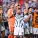 Pela 2ª rodada da Copa do Mundo, grandes craques e seleções favoritas ao título entram em campo nesta segunda-feira (22/6). Ao longo do dia, Lionel Messi, Kylian Mbappé e Erling Haaland estarão em destaque por Argentina, França e Noruega, respectivamente, no Mundial. CONTINUA DEPOIS DA PUBLICIDADE Jogadores da Argentina comemorando gol na Copa do Mundo 3 imagens Haaland marcou o seu primeiro gol em Copas Mbappé lidera a França em confronto contra o Iraque pela Copa do Mundo 2026 Leia também Vitória da Argentina é a primeira de uma seleção sul-americana na Copa Haaland “coroa” Messi após hat-trick na estreia da Argentina na Copa Mbappé se torna o maior artilheiro da França em Copas do Mundo Mbappé faz dois e França derrota Senegal em estreia na Copa do Mundo Na primeira partida do dia, a seleção argentina enfrenta a Áustria pelo Grupo J da Copa do Mundo. A bola rola às 14h (horário de Brasília), no AT&T Stadium, nos Estados Unidos. O esquadrão de Lionel Messi está na liderança da chave, com três pontos, enquanto os austríacos figuram na segunda colocação. CONTINUA DEPOIS DA PUBLICIDADE Play Video Às 18h (horário de Brasília), a França enfrenta o Iraque na Filadélfia. A seleção francesa está em 2º lugar no Grupo I, com três pontos. Sem pontuar até aqui, os iraquianos figuram na lanterna da chave. CONTINUA DEPOIS DA PUBLICIDADE Para encerrar as partidas desta segunda-feira (22/6), a Noruega, que goleou o Iraque na primeira rodada, enfrenta Senegal às 21h (horário de Brasília). O duelo será no MetLife Stadium. Os noruegueses estão na primeira colocação, enquanto os senegaleses aparecem em terceiro lugar. Confira a agenda da Copa do Mundo: Argentina x Áustria – 22/6 – 14h França x Iraque – 22/6 – 18h Noruega x Senegal – 22/6 – 21h