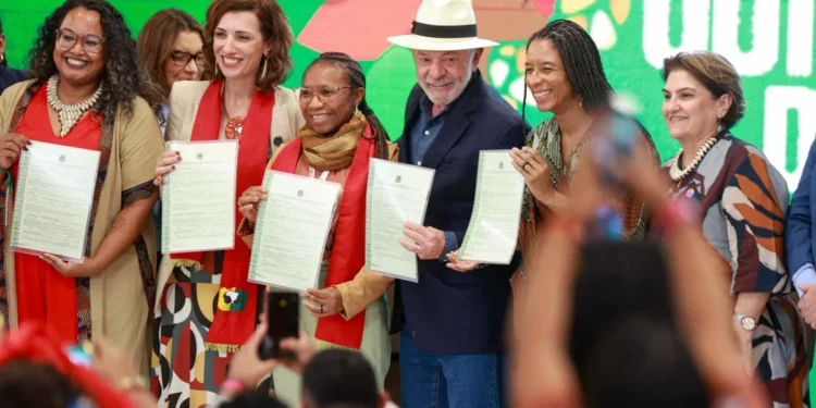 Lula assina decretos e entrega títulos para oito territórios quilombolas