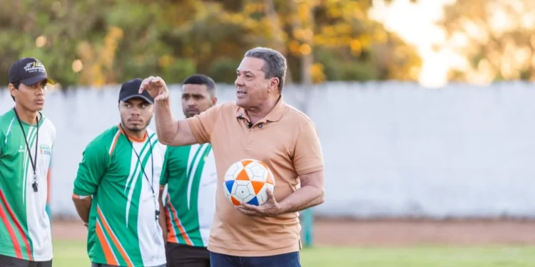 Ao lado de atletas e profissionais do esporte, Luxemburgo defende mudança na condução do futebol tocantinense e mais representatividade para o Estado.