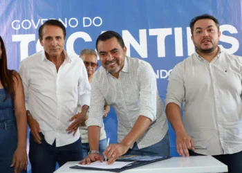 Governador Wanderlei Barbosa assina Ordem de Serviço e autoriza obras de pavimentação e drenagem na quadra 1007 Sul, em Palmas. Crédito: Ademir dos Anjos/Governo do Tocantins