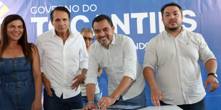 Governador Wanderlei Barbosa assina Ordem de Serviço e autoriza obras de pavimentação e drenagem na quadra 1007 Sul, em Palmas. Crédito: Ademir dos Anjos/Governo do Tocantins