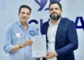 Deputado estadual Olyntho Neto e Roger Kühn, presidente da Aciara, durante assinatura do documento que reúne pautas importantes da classe empresarial. Ascom/Olyntho