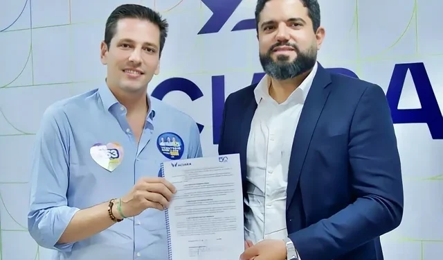 Deputado estadual Olyntho Neto e Roger Kühn, presidente da Aciara, durante assinatura do documento que reúne pautas importantes da classe empresarial. Ascom/Olyntho