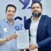 Deputado estadual Olyntho Neto e Roger Kühn, presidente da Aciara, durante assinatura do documento que reúne pautas importantes da classe empresarial. Ascom/Olyntho