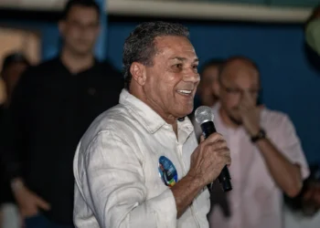 Vanderlei Luxemburgo discursa durante ato político em Pau D'Arco.