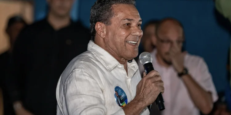 Vanderlei Luxemburgo discursa durante ato político em Pau D'Arco.