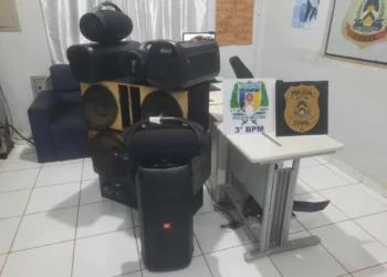 Aparelhagens de som automotivo e caixas de som foram apreendidos durante operação conjunta das Forças de Segurança em Pedro Afonso. Crédito: DICOM SSP TO