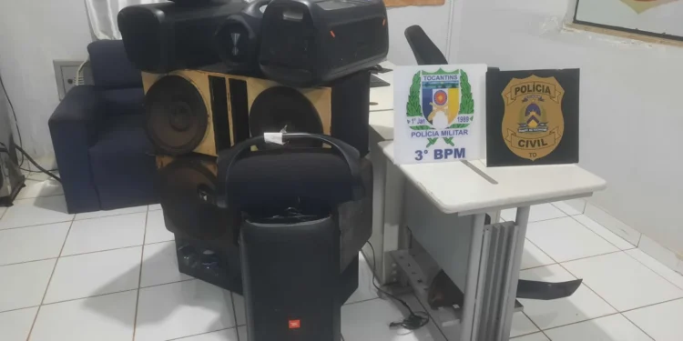Aparelhagens de som automotivo e caixas de som foram apreendidos durante operação conjunta das Forças de Segurança em Pedro Afonso. Crédito: DICOM SSP TO