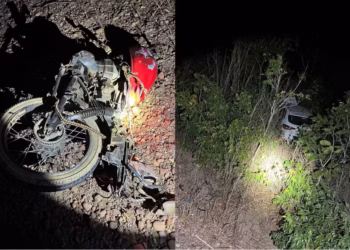 Moto ficou destruída e carro desceu ribanceira após acidente — Foto: Reprodução/Peixe News