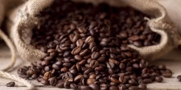 Estoquistas brasileiros relataram que não estão aceitando mais fornecimento de café, sinal de que produtores estão aguardando preços mais elevados — Foto: Freepik