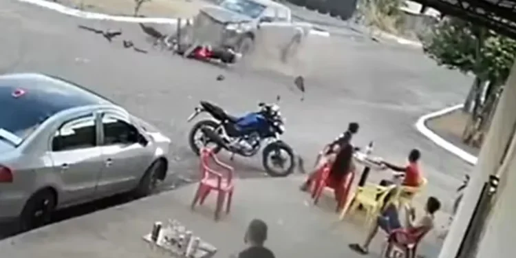 Motociclista bateu de frente com caminhonete em cruzamento — Foto: Reprodução/Jornal TO em Alta