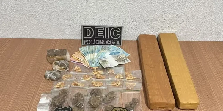 Mãe e filho são presos por tráfico de drogas no Tocantins — Foto: SSP/Divulgação