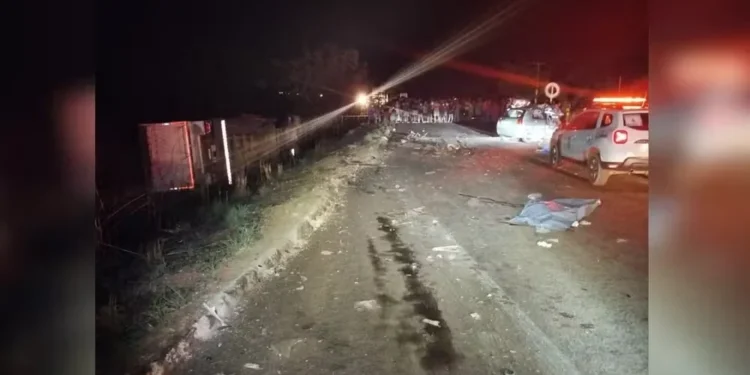 Acidente entre carro e caminhão deixa mortos em Bielândia, distrito de Filadélfia — Foto: Divulgação/BPMRED