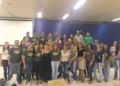 No dia 30 de julho foi realizada uma transmissão ao vivo para orientar os servidores técnico-administrativos em educação (TAEs) sobre o novo fluxo eletrônico do Reconhecimento de Saberes e Competências (RSC-PCCTAE), implantado no Sistema Unificado de Administração Pública (SUAP). Durante a live, foram apresentados o passo a passo para submissão dos processos, as orientações para elaboração do memorial e os procedimentos previstos na nova regulamentação. A programação também contou com um espaço para perguntas e respostas, permitindo o esclarecimento das principais dúvidas dos servidores. A gravação da transmissão está disponível no canal oficial da UFT no YouTube. Trabalho conjunto A disponibilização do sistema é resultado de um esforço conjunto da Gestão Superior da UFT, da Comissão Interna de Supervisão (CIS), do Sindicato dos Técnicos Administrativos (SINTAD) e da Comissão de Reconhecimento de Saberes e Competências (CRSC-PCCTAE). Nas últimas semanas, as equipes atuaram na estruturação da infraestrutura técnica e normativa necessária para implantação do processo eletrônico, incluindo a parametrização dos módulos no SUAP, a validação dos critérios de pontuação em conformidade com a legislação federal e a definição de um fluxo totalmente digital para análise das solicitações. O trabalho permitiu que a plataforma fosse disponibilizada para o início das submissões e envio dos memoriais a partir desta segunda-feira, 3 de agosto. O que é o RSC? O Reconhecimento de Saberes e Competências (RSC) é um mecanismo de valorização dos servidores técnico-administrativos em educação que reconhece a experiência profissional, os conhecimentos adquiridos ao longo da carreira e as competências desenvolvidas no exercício das atividades institucionais. Na prática, o RSC possibilita que esses saberes sejam reconhecidos para fins de percepção de adicional financeiro equivalente ao Incentivo à Qualificação (IQ), mesmo quando o servidor não possui formalmente a titulação correspondente. Base legal O direito ao Reconhecimento de Saberes e Competências foi instituído pela Lei nº 15.367/2026, que alterou a estrutura da carreira dos técnico-administrativos em educação. Posteriormente, o Decreto nº 13.048/2026 estabeleceu os critérios gerais de avaliação, pontuação e procedimentos para implementação do RSC nas instituições federais de ensino. Além de reconhecer a trajetória profissional dos servidores, o RSC incentiva a participação em atividades de ensino, pesquisa, extensão e gestão universitária, fortalecendo o desenvolvimento institucional e valorizando a experiência construída no cotidiano da Universidade.