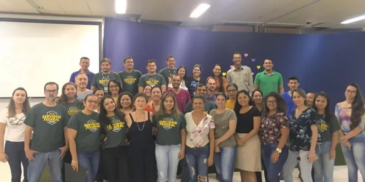 No dia 30 de julho foi realizada uma transmissão ao vivo para orientar os servidores técnico-administrativos em educação (TAEs) sobre o novo fluxo eletrônico do Reconhecimento de Saberes e Competências (RSC-PCCTAE), implantado no Sistema Unificado de Administração Pública (SUAP). Durante a live, foram apresentados o passo a passo para submissão dos processos, as orientações para elaboração do memorial e os procedimentos previstos na nova regulamentação. A programação também contou com um espaço para perguntas e respostas, permitindo o esclarecimento das principais dúvidas dos servidores. A gravação da transmissão está disponível no canal oficial da UFT no YouTube. Trabalho conjunto A disponibilização do sistema é resultado de um esforço conjunto da Gestão Superior da UFT, da Comissão Interna de Supervisão (CIS), do Sindicato dos Técnicos Administrativos (SINTAD) e da Comissão de Reconhecimento de Saberes e Competências (CRSC-PCCTAE). Nas últimas semanas, as equipes atuaram na estruturação da infraestrutura técnica e normativa necessária para implantação do processo eletrônico, incluindo a parametrização dos módulos no SUAP, a validação dos critérios de pontuação em conformidade com a legislação federal e a definição de um fluxo totalmente digital para análise das solicitações. O trabalho permitiu que a plataforma fosse disponibilizada para o início das submissões e envio dos memoriais a partir desta segunda-feira, 3 de agosto. O que é o RSC? O Reconhecimento de Saberes e Competências (RSC) é um mecanismo de valorização dos servidores técnico-administrativos em educação que reconhece a experiência profissional, os conhecimentos adquiridos ao longo da carreira e as competências desenvolvidas no exercício das atividades institucionais. Na prática, o RSC possibilita que esses saberes sejam reconhecidos para fins de percepção de adicional financeiro equivalente ao Incentivo à Qualificação (IQ), mesmo quando o servidor não possui formalmente a titulação correspondente. Base legal O direito ao Reconhecimento de Saberes e Competências foi instituído pela Lei nº 15.367/2026, que alterou a estrutura da carreira dos técnico-administrativos em educação. Posteriormente, o Decreto nº 13.048/2026 estabeleceu os critérios gerais de avaliação, pontuação e procedimentos para implementação do RSC nas instituições federais de ensino. Além de reconhecer a trajetória profissional dos servidores, o RSC incentiva a participação em atividades de ensino, pesquisa, extensão e gestão universitária, fortalecendo o desenvolvimento institucional e valorizando a experiência construída no cotidiano da Universidade.