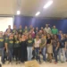 No dia 30 de julho foi realizada uma transmissão ao vivo para orientar os servidores técnico-administrativos em educação (TAEs) sobre o novo fluxo eletrônico do Reconhecimento de Saberes e Competências (RSC-PCCTAE), implantado no Sistema Unificado de Administração Pública (SUAP). Durante a live, foram apresentados o passo a passo para submissão dos processos, as orientações para elaboração do memorial e os procedimentos previstos na nova regulamentação. A programação também contou com um espaço para perguntas e respostas, permitindo o esclarecimento das principais dúvidas dos servidores. A gravação da transmissão está disponível no canal oficial da UFT no YouTube. Trabalho conjunto A disponibilização do sistema é resultado de um esforço conjunto da Gestão Superior da UFT, da Comissão Interna de Supervisão (CIS), do Sindicato dos Técnicos Administrativos (SINTAD) e da Comissão de Reconhecimento de Saberes e Competências (CRSC-PCCTAE). Nas últimas semanas, as equipes atuaram na estruturação da infraestrutura técnica e normativa necessária para implantação do processo eletrônico, incluindo a parametrização dos módulos no SUAP, a validação dos critérios de pontuação em conformidade com a legislação federal e a definição de um fluxo totalmente digital para análise das solicitações. O trabalho permitiu que a plataforma fosse disponibilizada para o início das submissões e envio dos memoriais a partir desta segunda-feira, 3 de agosto. O que é o RSC? O Reconhecimento de Saberes e Competências (RSC) é um mecanismo de valorização dos servidores técnico-administrativos em educação que reconhece a experiência profissional, os conhecimentos adquiridos ao longo da carreira e as competências desenvolvidas no exercício das atividades institucionais. Na prática, o RSC possibilita que esses saberes sejam reconhecidos para fins de percepção de adicional financeiro equivalente ao Incentivo à Qualificação (IQ), mesmo quando o servidor não possui formalmente a titulação correspondente. Base legal O direito ao Reconhecimento de Saberes e Competências foi instituído pela Lei nº 15.367/2026, que alterou a estrutura da carreira dos técnico-administrativos em educação. Posteriormente, o Decreto nº 13.048/2026 estabeleceu os critérios gerais de avaliação, pontuação e procedimentos para implementação do RSC nas instituições federais de ensino. Além de reconhecer a trajetória profissional dos servidores, o RSC incentiva a participação em atividades de ensino, pesquisa, extensão e gestão universitária, fortalecendo o desenvolvimento institucional e valorizando a experiência construída no cotidiano da Universidade.